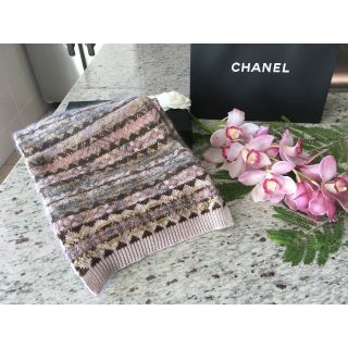 シャネル(CHANEL)の★正規品★CHANEL★ロングニットマフラー★ロゴ入り金具付き★ピンク系★(マフラー/ショール)