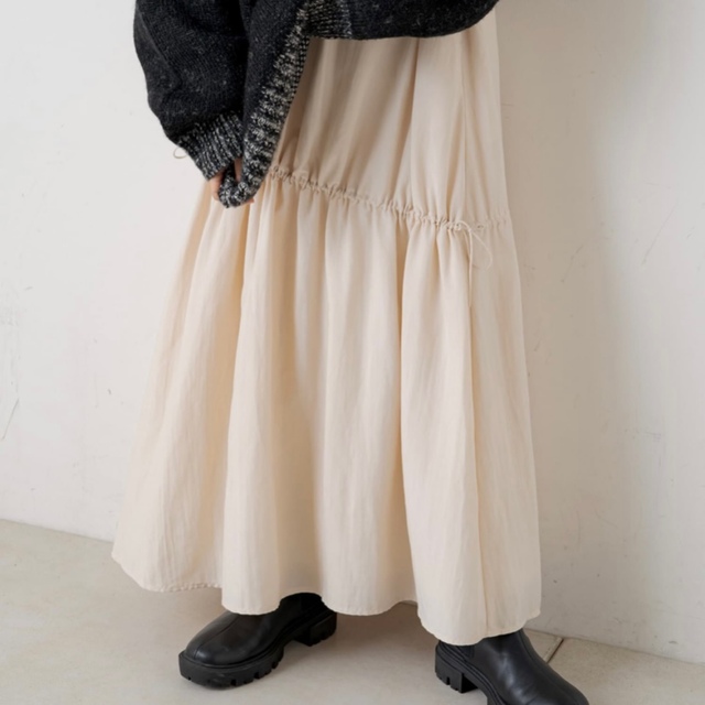 Kastane(カスタネ)のKastane 【2022AWアイテム】ナイロンシャーリングスカート レディースのスカート(ロングスカート)の商品写真