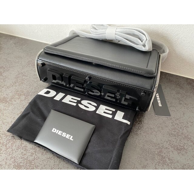 DIESEL(ディーゼル)の【新品、未使用、タグ付き】DIESEL レザー ショルダーバッグ  Mサイズ レディースのバッグ(ショルダーバッグ)の商品写真