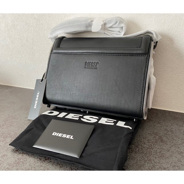 DIESEL(ディーゼル)の【新品、未使用、タグ付き】DIESEL レザー ショルダーバッグ  Mサイズ レディースのバッグ(ショルダーバッグ)の商品写真