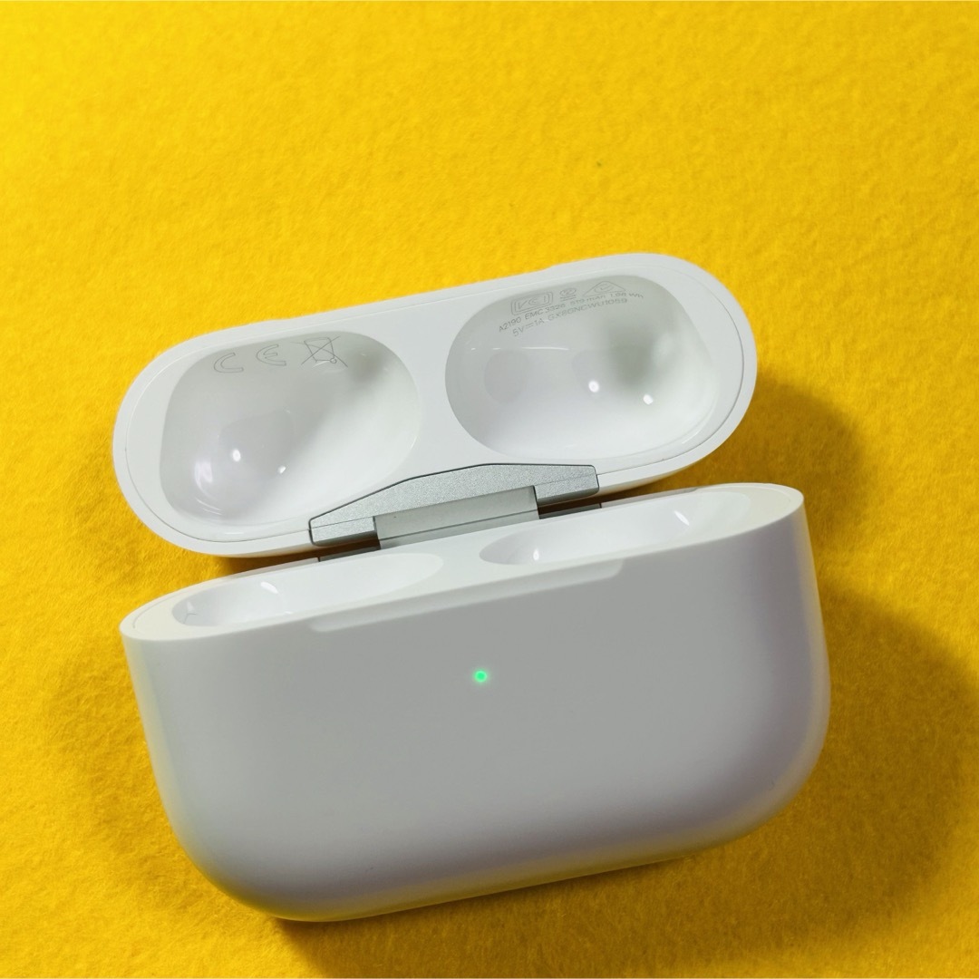 Apple(アップル)のAirPodsPro　充電ケース　本体　第一世代　エアーポッズプロ　A2190 スマホ/家電/カメラのオーディオ機器(ヘッドフォン/イヤフォン)の商品写真