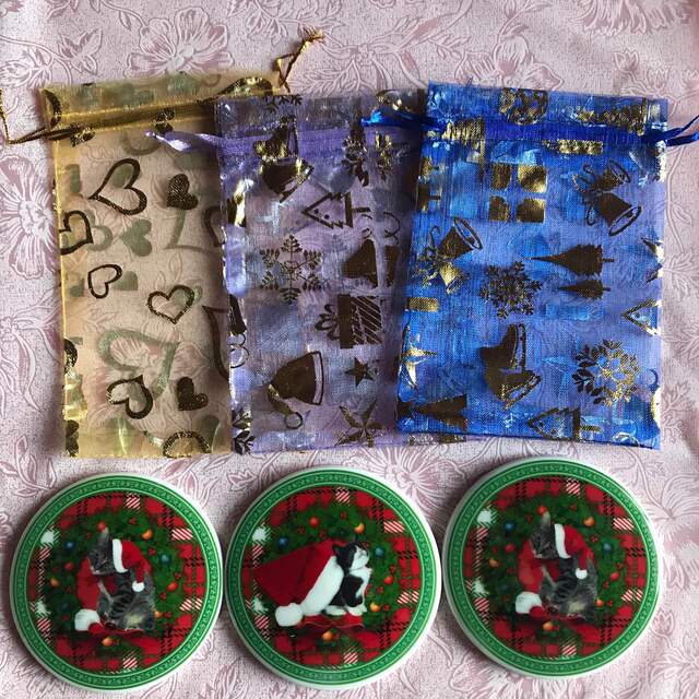クリスマス柄　オーガンジー巾着袋　陶器の蓋 インテリア/住まい/日用品のインテリア小物(小物入れ)の商品写真
