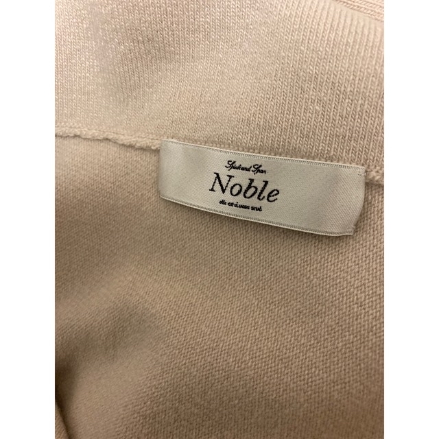 Noble(ノーブル)のタグつき未使用♡ NOBLE  ノーブル　ニットポンチョ　ベージュ レディースのトップス(ニット/セーター)の商品写真