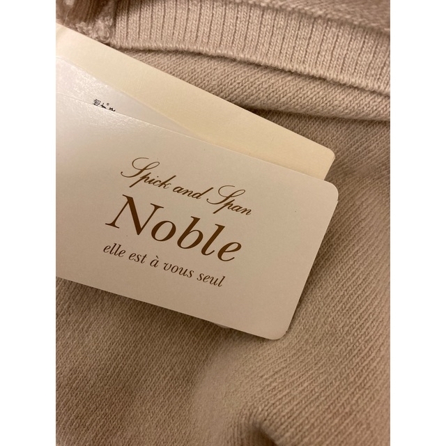 Noble(ノーブル)のタグつき未使用♡ NOBLE  ノーブル　ニットポンチョ　ベージュ レディースのトップス(ニット/セーター)の商品写真