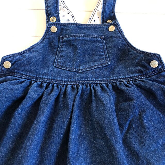 PETIT BATEAU(プチバトー)のプチバトーデニムジャンパースカート18m81cm キッズ/ベビー/マタニティのベビー服(~85cm)(スカート)の商品写真