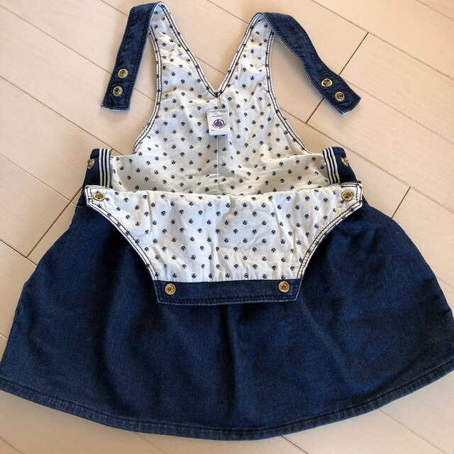 PETIT BATEAU(プチバトー)のプチバトーデニムジャンパースカート18m81cm キッズ/ベビー/マタニティのベビー服(~85cm)(スカート)の商品写真