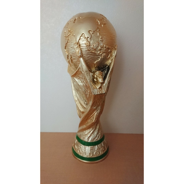 FIFAサッカーワールドカップトロフィーレプリカ スポーツ/アウトドアのサッカー/フットサル(記念品/関連グッズ)の商品写真