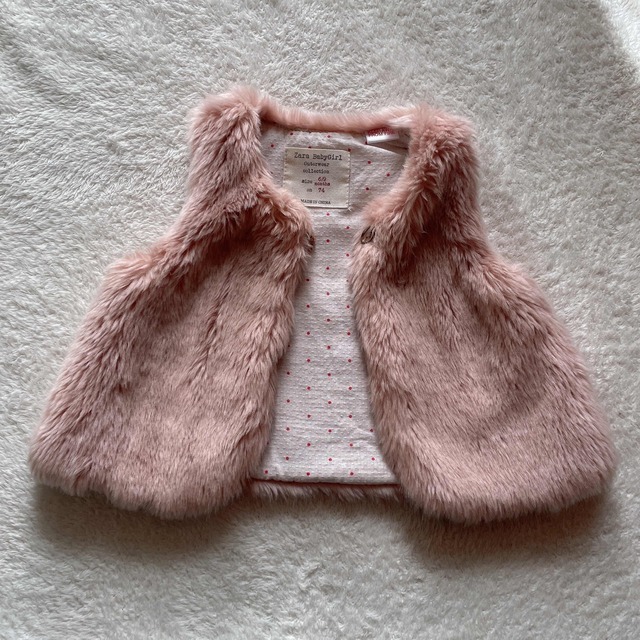 ZARA(ザラ)のzara babygirl 70 ファーベスト キッズ/ベビー/マタニティのベビー服(~85cm)(カーディガン/ボレロ)の商品写真