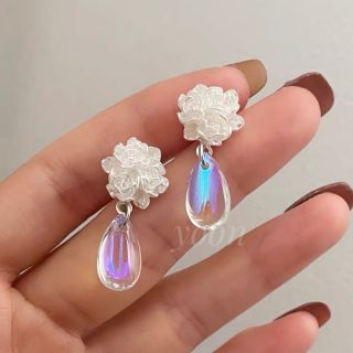 ホワイトローズドロップピアス　925  韓国　薔薇　花　フラワー　ゆらゆら(ピアス)