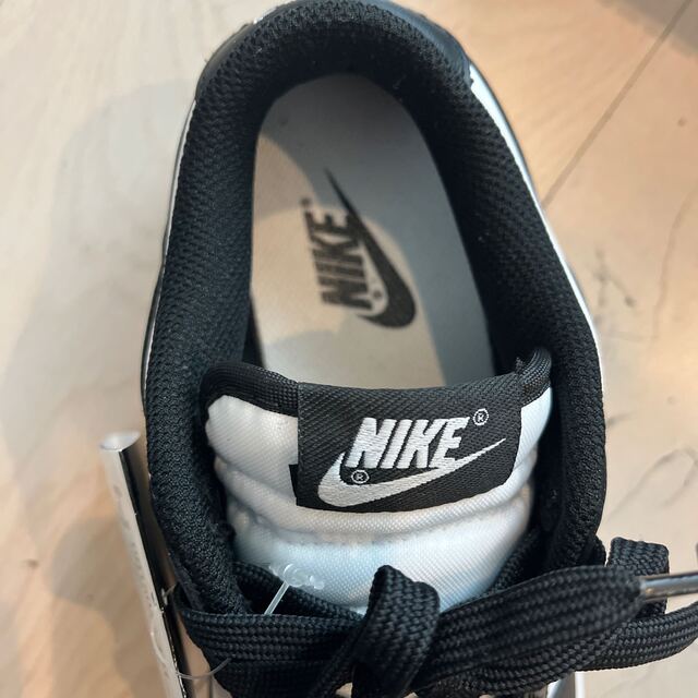 NIKE(ナイキ)の新品NIKE WMNS DUNK LOW "WHITE/BLACK"23.5cm レディースの靴/シューズ(スニーカー)の商品写真