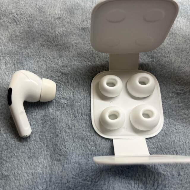 Apple(アップル)のairpods pro右耳のみ イヤーチップつき！ スマホ/家電/カメラのスマホアクセサリー(ストラップ/イヤホンジャック)の商品写真