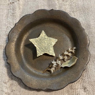 真鍮ブローチ　小さめ　鎚目　スター　星　キラキラ　帯留　ハンドメイド　クリスマス(コサージュ/ブローチ)