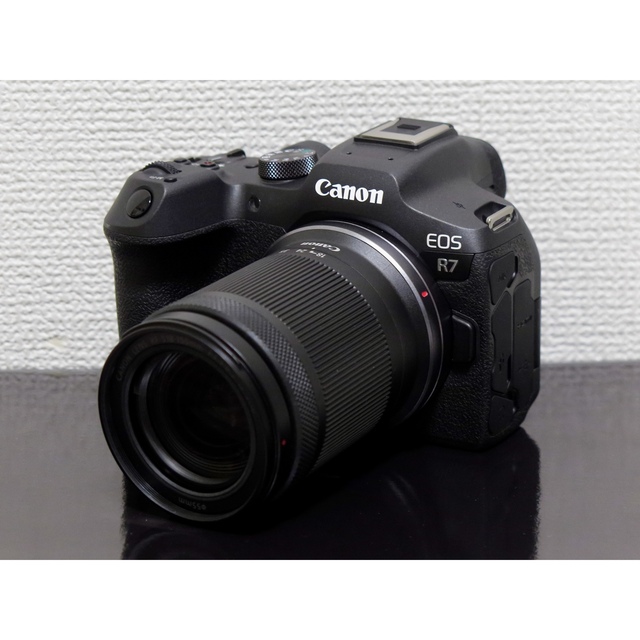 Canon(キヤノン)のCanon EOS R7 レンズキット　保証書あり スマホ/家電/カメラのカメラ(ミラーレス一眼)の商品写真