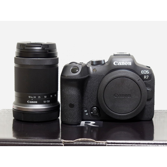 Canon(キヤノン)のCanon EOS R7 レンズキット　保証書あり スマホ/家電/カメラのカメラ(ミラーレス一眼)の商品写真
