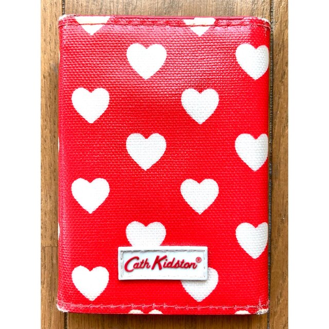 Cath Kidston(キャスキッドソン)のキャスキッドソン 定期入れ カード入れ カードケース 三つ折り ハート 赤×白 レディースのファッション小物(名刺入れ/定期入れ)の商品写真