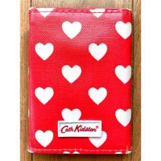 キャスキッドソン(Cath Kidston)のキャスキッドソン 定期入れ カード入れ カードケース 三つ折り ハート 赤×白(名刺入れ/定期入れ)