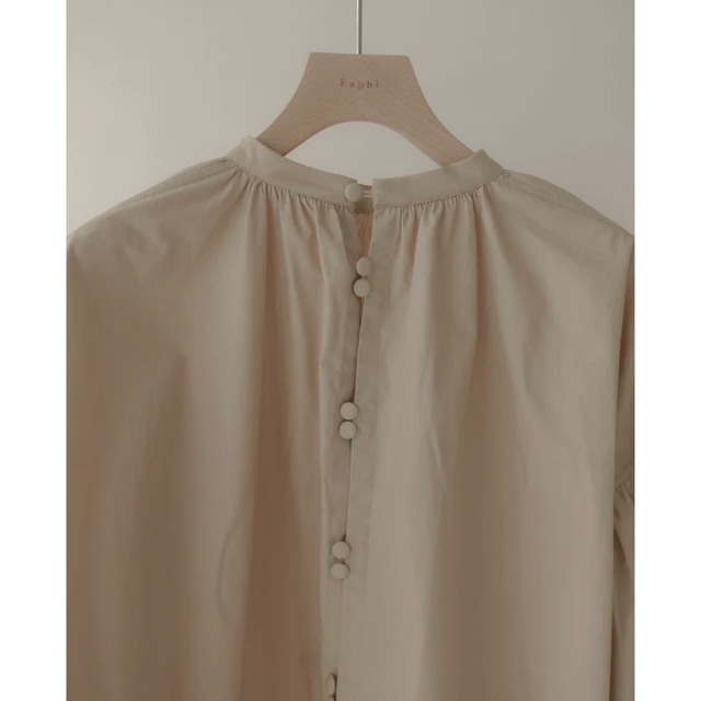 lawgy(ラウジー)の【新品・完売品】eaphi back button gather blouse レディースのトップス(シャツ/ブラウス(長袖/七分))の商品写真