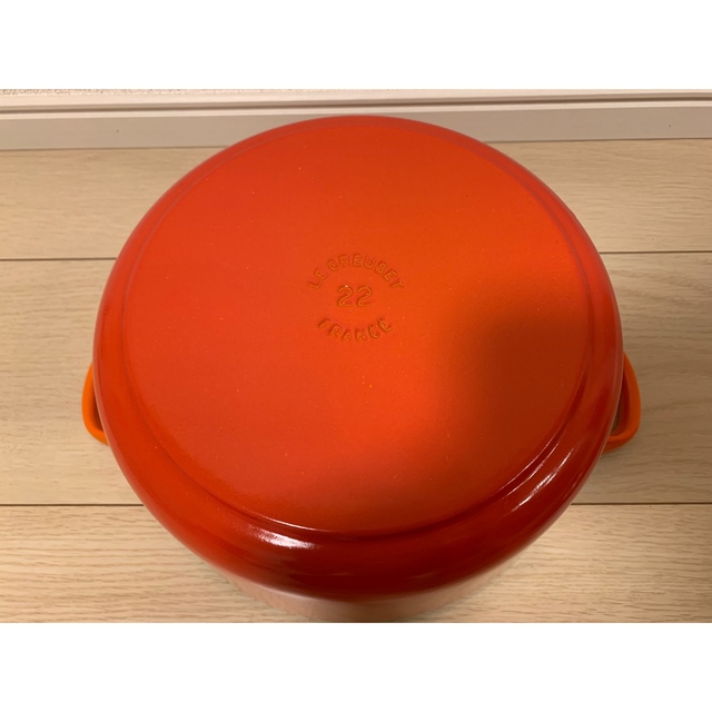 LE CREUSET(ルクルーゼ)のル・クルーゼ　鍋　ホーロー　22cm 未使用品　箱無し　オレンジ インテリア/住まい/日用品のキッチン/食器(調理道具/製菓道具)の商品写真