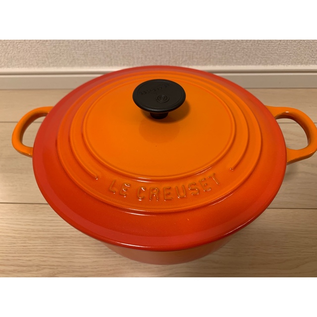 LE CREUSET(ルクルーゼ)のル・クルーゼ　鍋　ホーロー　22cm 未使用品　箱無し　オレンジ インテリア/住まい/日用品のキッチン/食器(調理道具/製菓道具)の商品写真