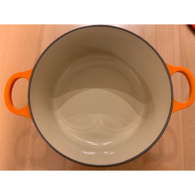 LE CREUSET(ルクルーゼ)のル・クルーゼ　鍋　ホーロー　22cm 未使用品　箱無し　オレンジ インテリア/住まい/日用品のキッチン/食器(調理道具/製菓道具)の商品写真