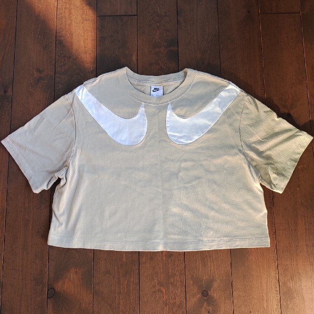 NIKE(ナイキ)のナイキ　ショートトップス レディースのトップス(Tシャツ(半袖/袖なし))の商品写真