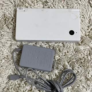 ニンテンドウ(任天堂)のNintendo DS i ホワイト　充電器(携帯用ゲーム機本体)