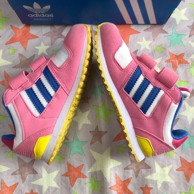 adidas(アディダス)のアディダス　キッズスニーカー　15.5cm キッズ/ベビー/マタニティのキッズ靴/シューズ(15cm~)(スニーカー)の商品写真