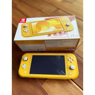 ニンテンドースイッチ(Nintendo Switch)のスイッチ　ライト　美品　送料込み(携帯用ゲーム機本体)