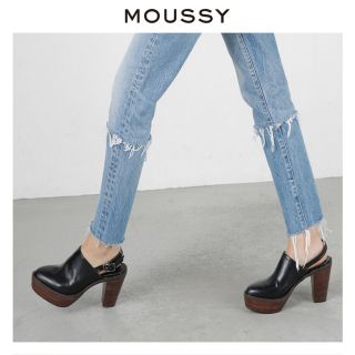 マウジー(moussy)のMOUSSY カットオフ　スリムストレートデニム(デニム/ジーンズ)