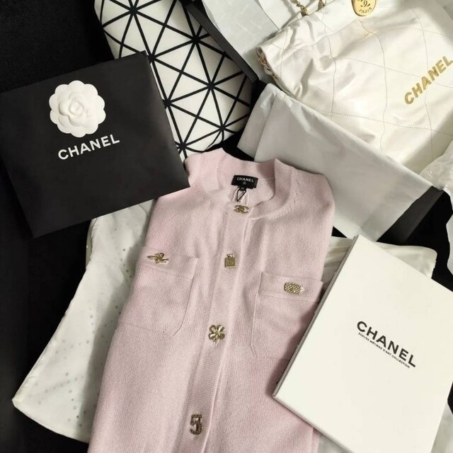 CHANEL(シャネル)の最終値下げCHANEL♥️アイコンボタンカシミアカーデワンピース♥️ レディースのワンピース(ミニワンピース)の商品写真