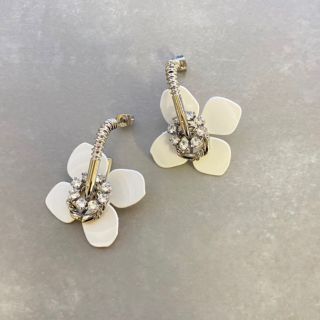 ヴェラウォン(Vera Wang)のブルーヒュメ　ピアス(ピアス)