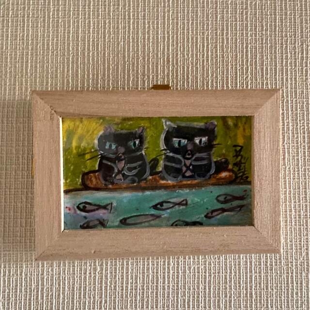 絵画 壁掛け絵【庭できれいな洋服を着てかわいい白い猫たちと遊んで