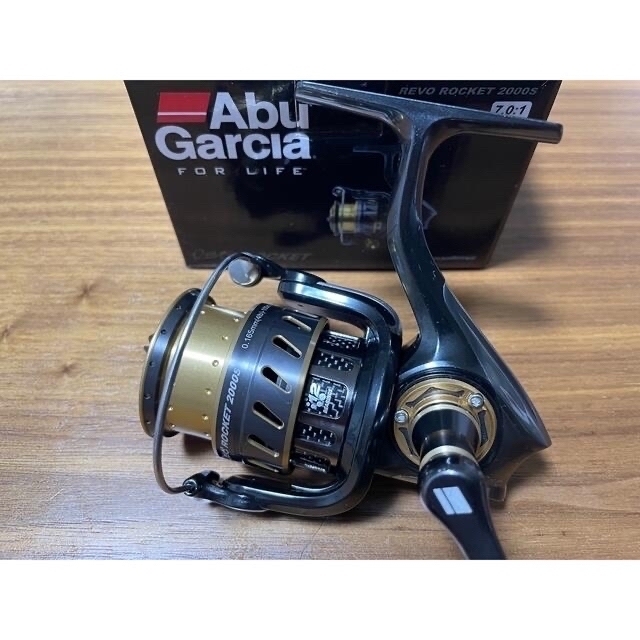 AbuGarcia(アブガルシア)のアブガルシア Revo ロケット2000s 数回使用　ワンオーナー　早い者勝ち スポーツ/アウトドアのフィッシング(リール)の商品写真