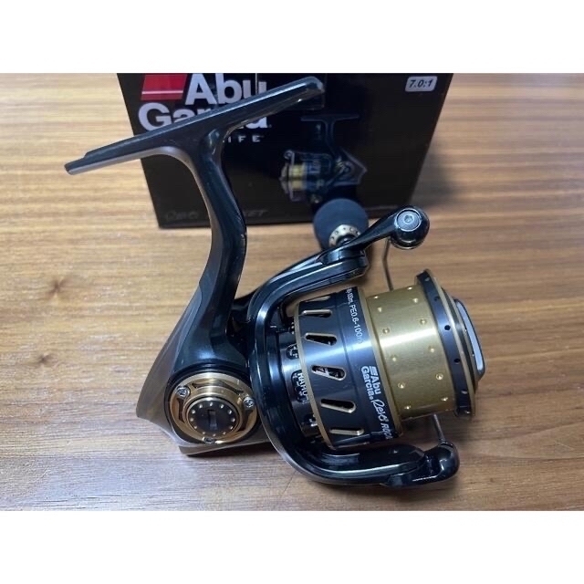 AbuGarcia(アブガルシア)のアブガルシア Revo ロケット2000s 数回使用　ワンオーナー　早い者勝ち スポーツ/アウトドアのフィッシング(リール)の商品写真