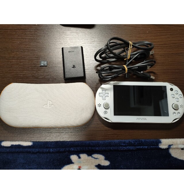 PlayStation®Vita　グレイシャー・ホワイト PCH-2000　８g