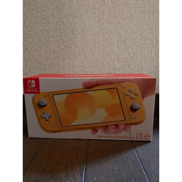 任天堂(ニンテンドウ)の新品・未開封　Switch Lite　イエロー　迅速発走 スイッチ ライト エンタメ/ホビーのゲームソフト/ゲーム機本体(携帯用ゲーム機本体)の商品写真