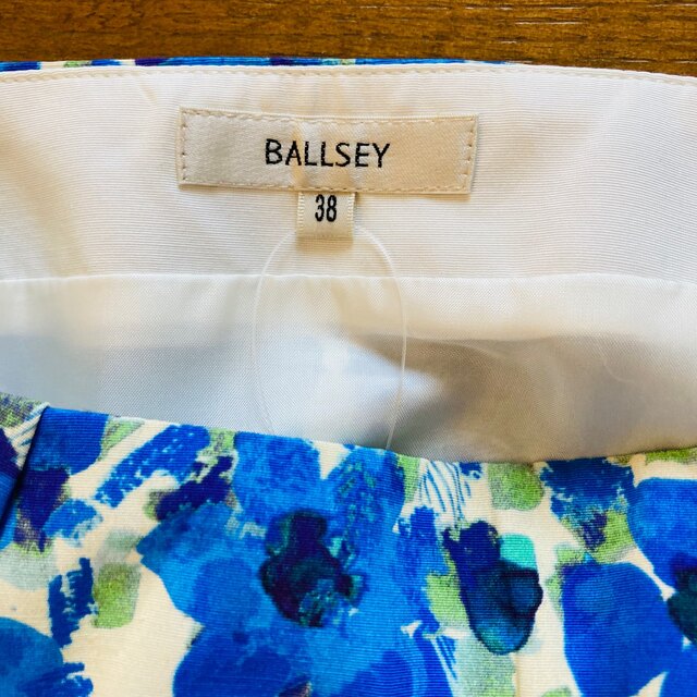 Ballsey(ボールジィ)のボールジー BALLSEY トゥモローランド スカート ミディ丈 花柄 総柄  レディースのスカート(ひざ丈スカート)の商品写真