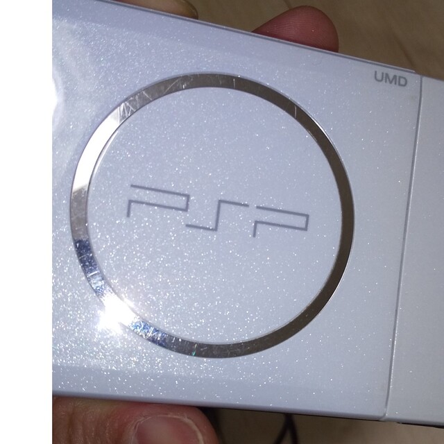 PlayStation Portable(プレイステーションポータブル)のPSP3000 パールホワイト エンタメ/ホビーのゲームソフト/ゲーム機本体(携帯用ゲーム機本体)の商品写真