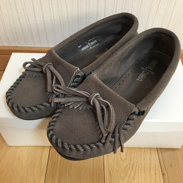 Minnetonka(ミネトンカ)のミネトンカ モカシン グレー レディースの靴/シューズ(スリッポン/モカシン)の商品写真