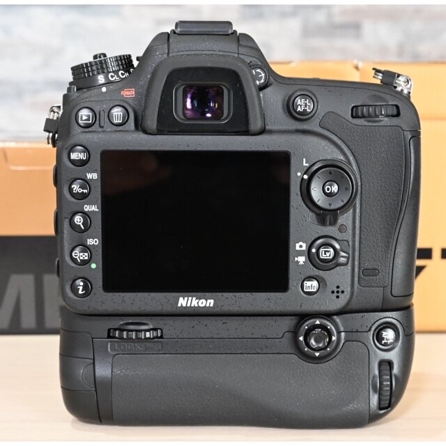 美品 ショット数100枚未満 Nikon D7100 MB-D15 付き ニコンの通販 by ...