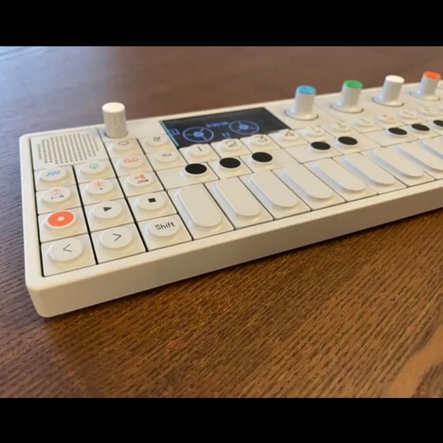 Teenage Engineering OP-1 楽器の鍵盤楽器(キーボード/シンセサイザー)の商品写真