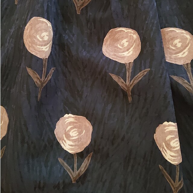 M'S GRACY(エムズグレイシー)の手書き風薔薇柄スカート 38 レディースのスカート(ひざ丈スカート)の商品写真