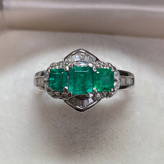 Pt900 1.06 0.65 エメラルド　ダイヤモンドリング　指輪 レディースのアクセサリー(リング(指輪))の商品写真