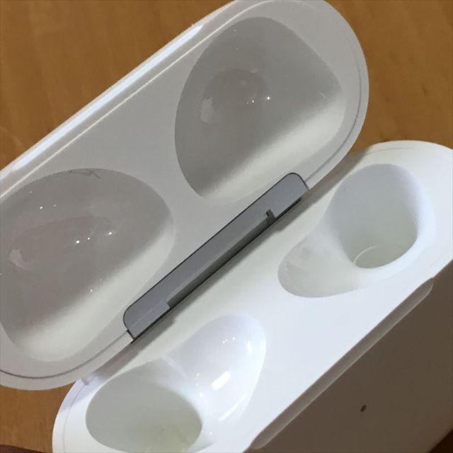 1）Apple純正 AirPods Pro用 ワイヤレス充電ケース A2190