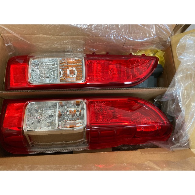 ハイエース200系 純正テールランプ 新車外し品「値下げ」 ハイエース200系 純正テールランプ 新車外し品「値下げ」