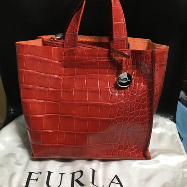 想像を超えての フルラ レザー 型押しバッグ FURLA 赤 バッグ