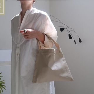 アギュー(ARGUE)のARGUE SQUARE DAY BAG/CREAM(ショルダーバッグ)