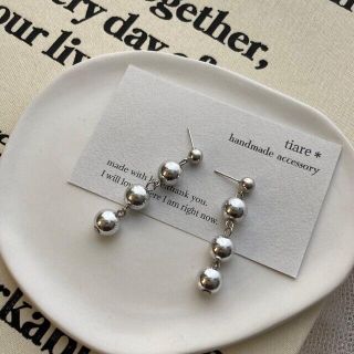 𝐻𝑎𝑛𝑑𝑚𝑎𝑑𝑒 シルバー　ボールピアス(ピアス)