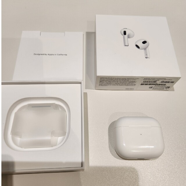 Apple(アップル)のApple AirPods 第3世代 MME73J/A ケースセット販売 スマホ/家電/カメラのオーディオ機器(ヘッドフォン/イヤフォン)の商品写真