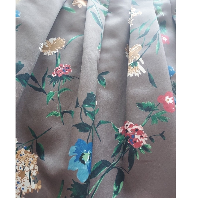 M'S GRACY(エムズグレイシー)のカタログ色違い💐花柄スカート レディースのスカート(ひざ丈スカート)の商品写真